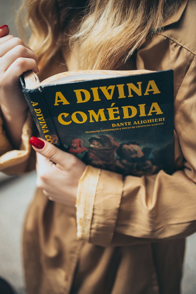 A woman engrossed in reading 'A Divina Comédia' by Dante, showcasing a love for classic literature.
